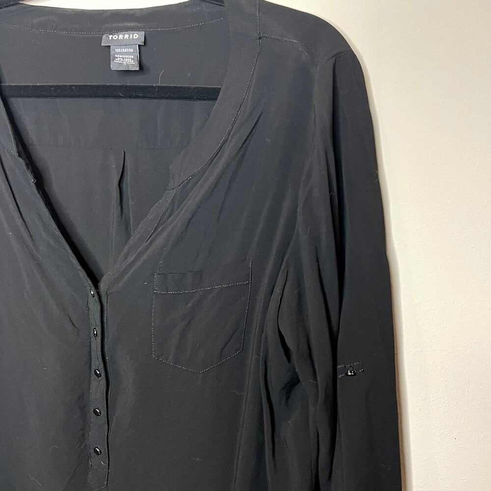 Torrid Black Split Neck Button Front Pullover Long Sleeve Blouse Top Size 1‎
